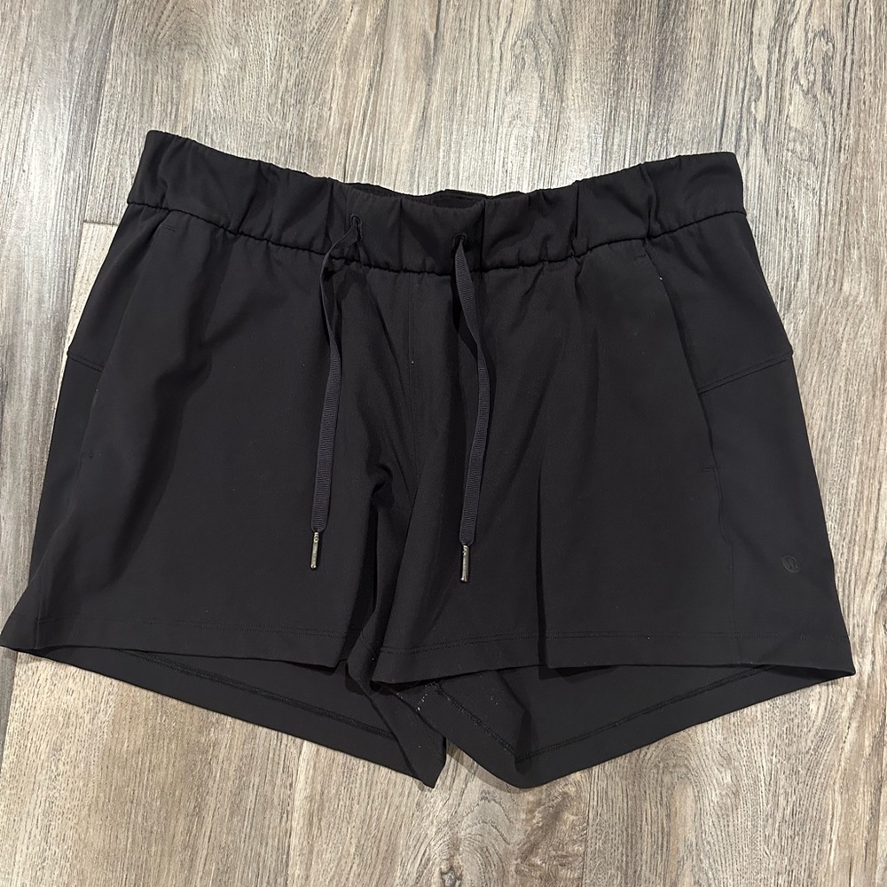 LULULEMON BLACK “ON THE FLY” SHORTS - SIZE 10